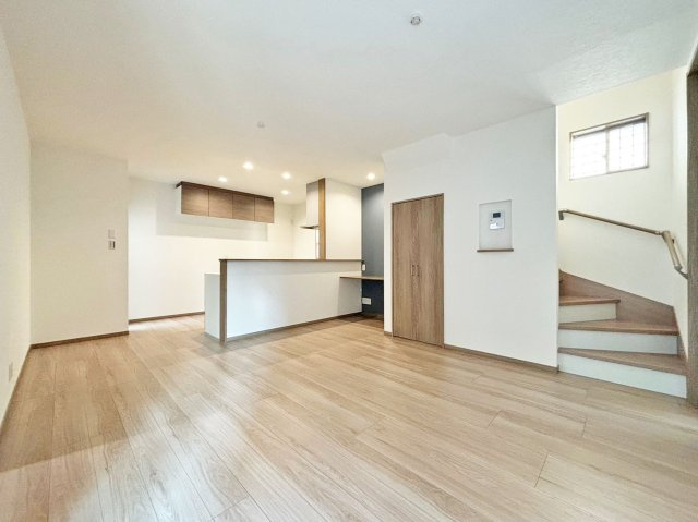 サニーサイド寺本1丁目新築戸建│3LDK+駐車駐輪可（車種制限有）の居間・リビング|対面式キッチンやリビング階段で家族同士のつながりを感じやすい設計を基調としています。アクセントクロスを配置した造作デスクを設けるなどデザイン性を向上させた内観に仕上がりました。