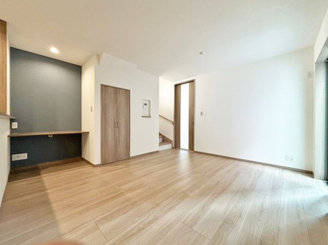 サニーサイド寺本1丁目新築戸建│3LDK+駐車駐輪可（車種制限有）の居間・リビング|1階LDK内観写真です。リビングに収納スペースを配置。 日用品のストックや、お掃除用具などを幅広く収納できる便利なスペースです。大事な書類などをまとめて整理しておくのにもいいですね。