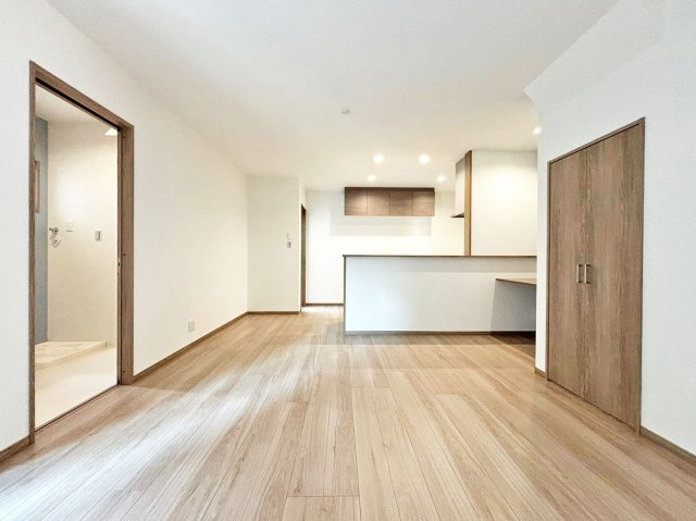 サニーサイド寺本1丁目新築戸建│3LDK+駐車駐輪可（車種制限有）の居間・リビング|1階LDK入ってすぐに撮影した内観写真です。LDKは約15帖の広さで未就学児も含む4人家族がゆとりをもって過ごすには十分の1棟です。