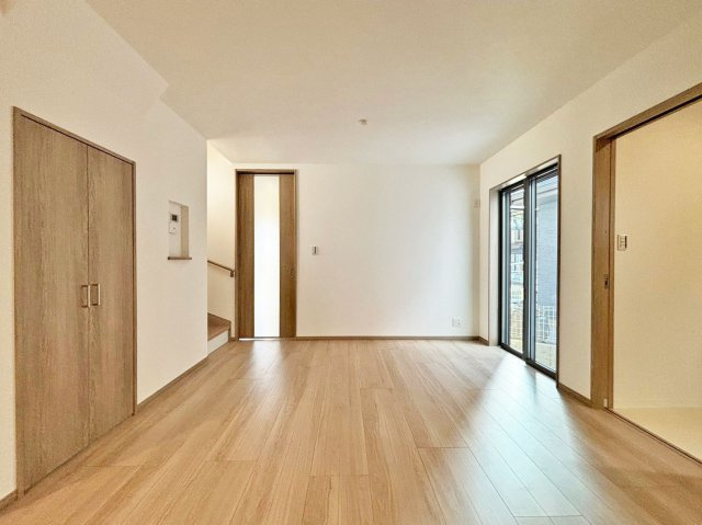 サニーサイド寺本1丁目新築戸建│3LDK+駐車駐輪可（車種制限有）の居間・リビング|1階LDKをキッチン前から撮影した内観写真です。
ダイニングは「誰かが座っても通行の邪魔にならない」ストレスフリーの広さを確保。キッチンからの配膳効率も良いのが魅力です。