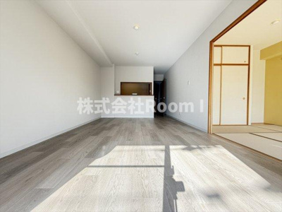 【居間・リビング】 | OC RESIDENCE R HAMAGUCHI | こちらのリビングで趣味の時間をお楽しみください