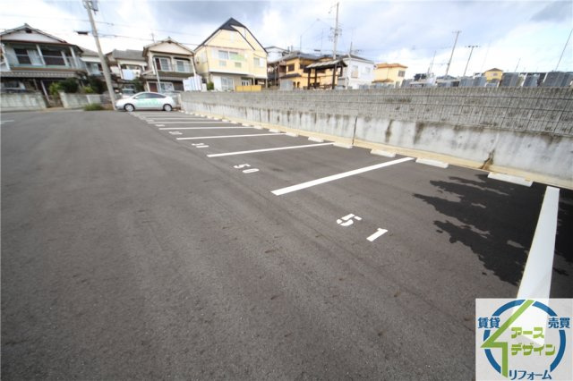 皐月マンションの駐車場