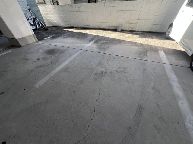 ロイヤルコーポ野添の駐車場
