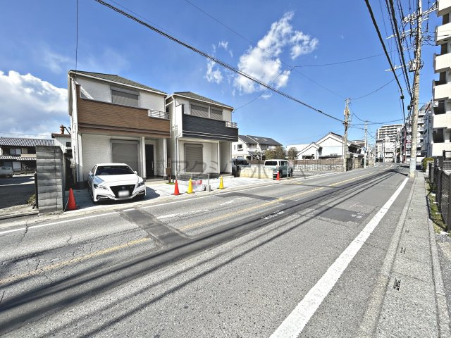 狭山市入間川3丁目・全2棟　新築一戸建　1号棟　の前面道路含む現地写真|約7.5ｍ幅の公道に面しており、採光良好な立地です。