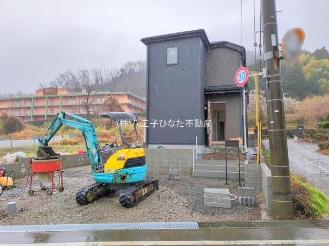 祝：成約済み　八王子市　下恩方町　新築戸建て　１７期の外観|第一種低層の住宅エリア。近隣は八王子の穏やかな街並みが広がります。～仲介手数料無料☆八王子ひなた不動産～八王子市下恩方町　新築戸建て