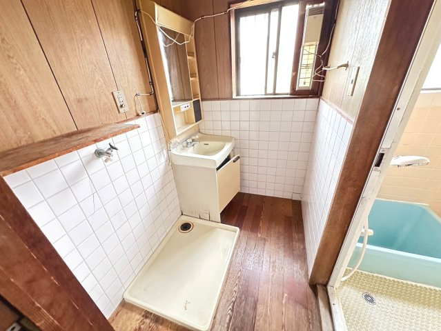 中古戸建　大垣市本今三丁目　昭和57年築の独立洗面台