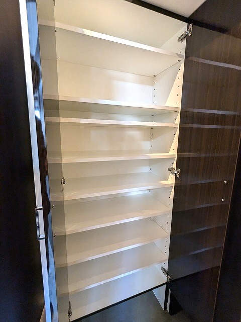 リバーレ上野稲荷町(ウエノイナリチョウ)の玄関|ディンプルキーのダブルオートロックセキュリティ、収納豊富なトールタイプのシューズＢＯＸです