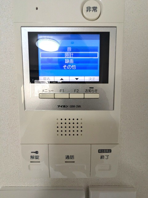 リバーレ上野稲荷町(ウエノイナリチョウ)の設備|エントランスのオートロックと玄関にモニター付インターホンセキュリティ、多機能なモニター付インターホン　です