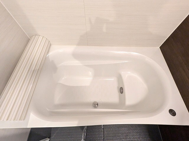 リバーレ上野稲荷町(ウエノイナリチョウ)の設備|半身浴できる大型のバスタブです