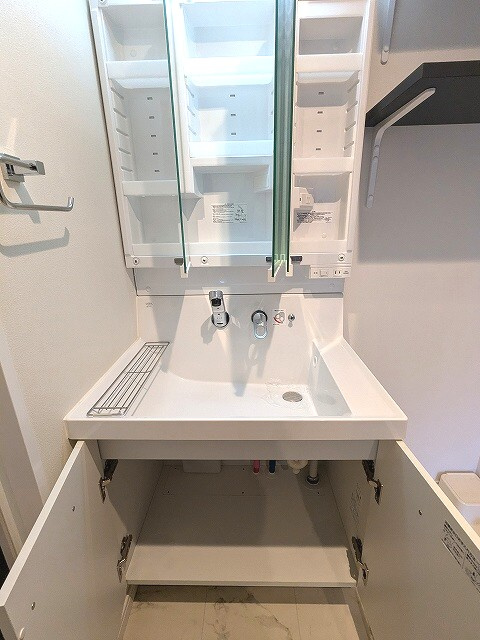 リバーレ上野稲荷町(ウエノイナリチョウ)の設備|三面鏡、ハンドシャワー付の独立洗面台