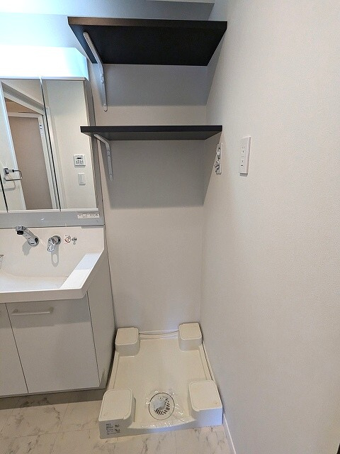 リバーレ上野稲荷町(ウエノイナリチョウ)の設備|お手入れし易く排水口を手前中央に配置し、足高の防水パンです