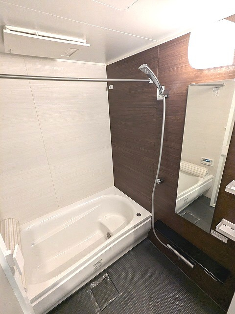 リバーレ上野稲荷町(ウエノイナリチョウ)の浴室|半身浴できる大型のバスタブです