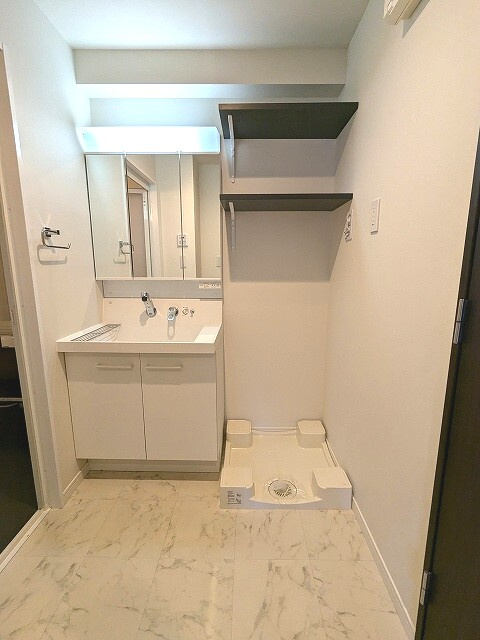 リバーレ上野稲荷町(ウエノイナリチョウ)の洗面所|三面鏡、ハンドシャワー付の独立洗面台、お手入れし易く排水口を手前中央に配置し、足高の防水パンです