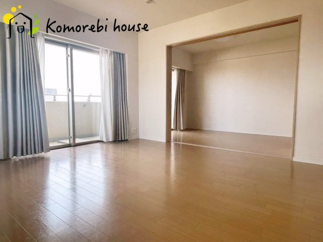 プラウド宮原ガーデニアの居間・リビング|こちらのリビングで趣味の時間をお楽しみください