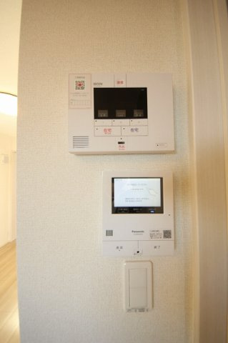 ノーブルヴィラのセキュリティ|カメラ付インターホンとホームセキュリティパネルです