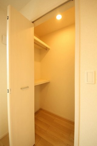 ノーブルヴィラの内装|ウォークインクロゼットです