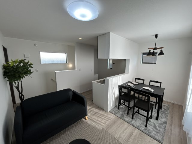 ◆完成済み◆価格改定◆泉区中田東4丁目　新築戸建　3320万円の居間・リビング|家族団らんの時間も増えそうなくつろぎのリビング♪