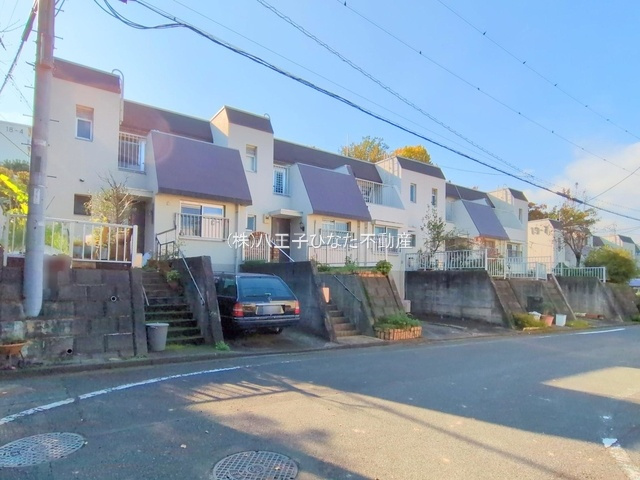 祝　成約済み　多摩ニュータウン松が谷団地Bテラス　19-6号棟　八王子市　中古マンションの外観|多摩モノレール「松が谷」駅まで徒歩８分の中古マンションです。～仲介手数料無料☆八王子ひなた不動産～多摩ニュータウン松が谷団地Bテラス
