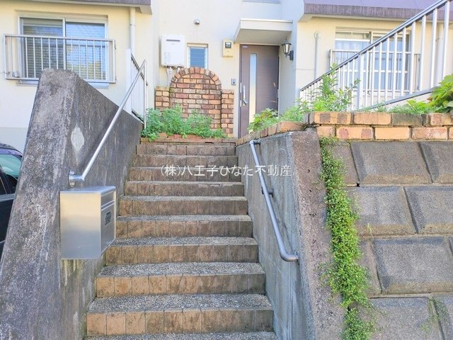 祝　成約済み　多摩ニュータウン松が谷団地Bテラス　19-6号棟　八王子市　中古マンションのエントランス|～仲介手数料無料☆八王子ひなた不動産～多摩ニュータウン松が谷団地Bテラス