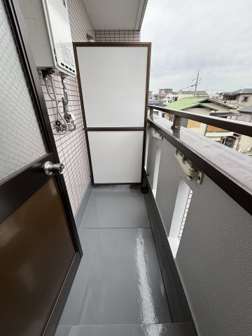 ロイヤルハイツ萱島のバルコニー|暖かな日差しのふりそそぐバルコニー