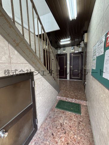 ロイヤルハイツ萱島のエントランス|毎日通るエントランスはこのようになっています