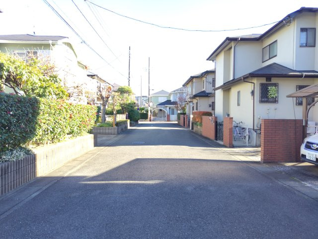 鴻巣市赤見台２丁目の中古一戸建の前面道路含む現地写真