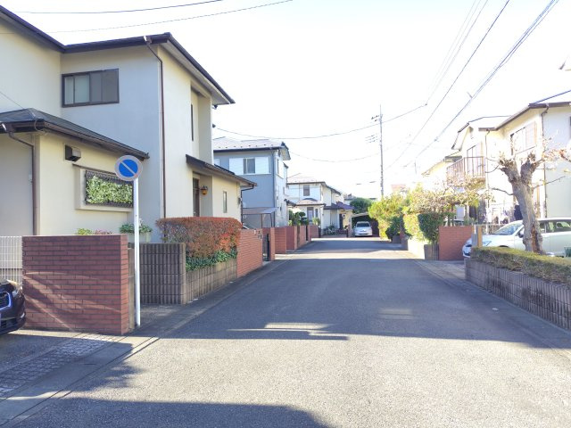 鴻巣市赤見台２丁目の中古一戸建の前面道路含む現地写真