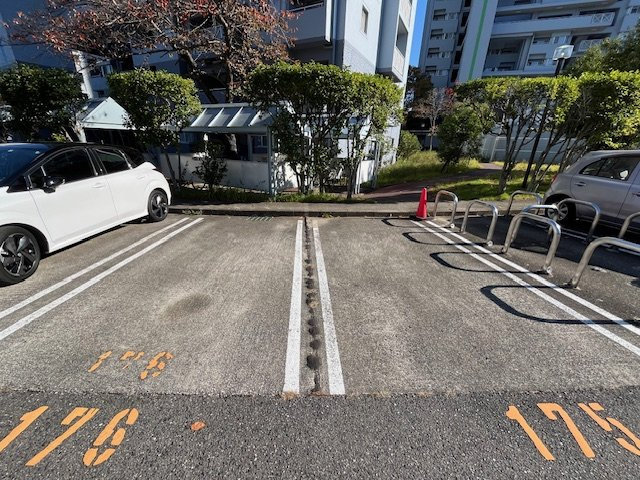 アメニティ長野6号棟の駐車場