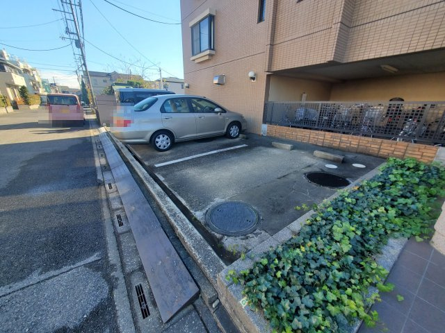 グラン・ドムール春日部の駐車場|敷地駐車場
