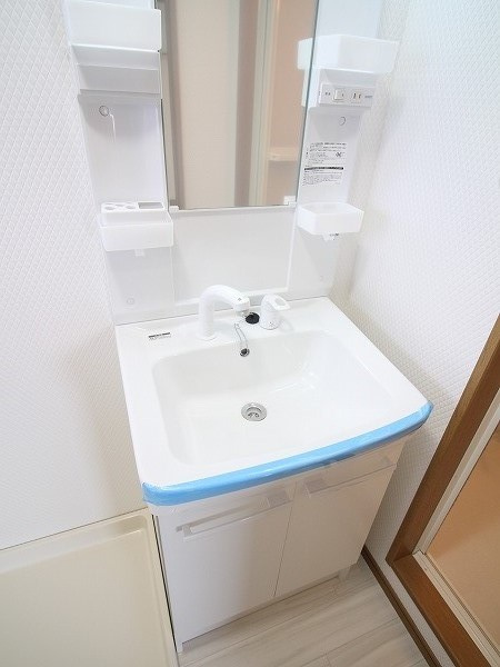 ハイツ中川の独立洗面台|参考写真　洗髪洗面化粧台完備。独立した脱衣所と暖房便座付きトイレで冬場も快適な水回り