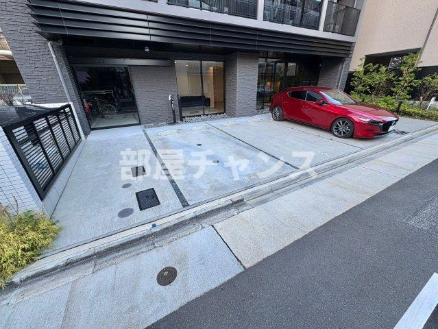 ISM平安通（ビーロット平安通レジデンス）の駐車場