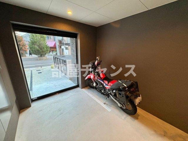 ISM平安通（ビーロット平安通レジデンス）の駐車場