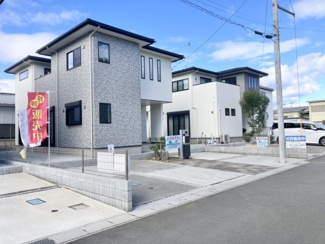 【前面道路含む現地写真】