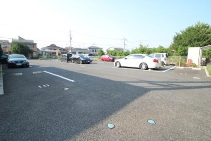 トレグラース　B棟の駐車場