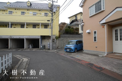 【前面道路含む現地写真】 | 海老名市国分北１丁目　中古戸建て【仲介手数料無料】 | 宅地建物取引士による不動産のご説明・現地のご案内、住宅金融普及協会住宅ローンアドバイザーが住宅ローンのアドバイスから融資実行までのお手伝いをしっかりサポートします♪