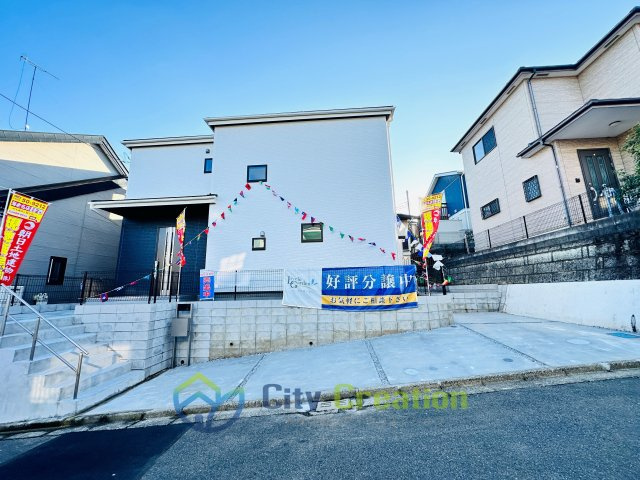 海老名市国分寺台4丁目　敷地広々分譲住宅の前面道路含む現地写真