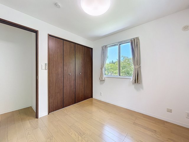 住むだけでヒーリングハウスの洋室|大きなクローゼットは嬉しい！