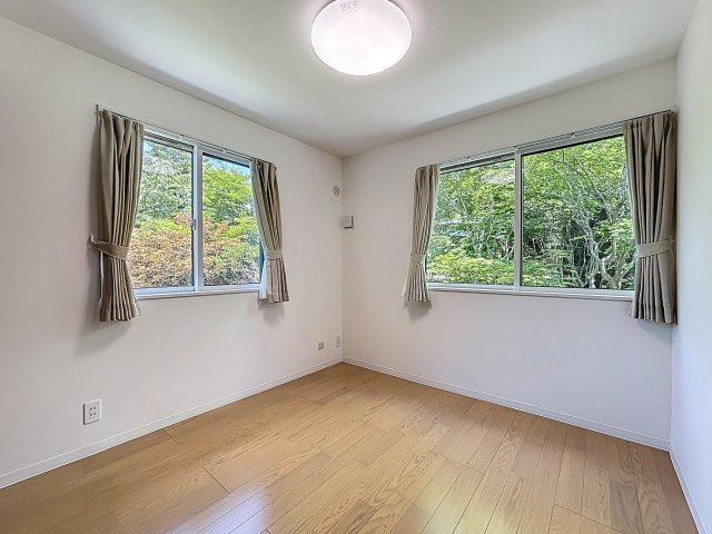 住むだけでヒーリングハウスの洋室|緑がすぐそこにある幸せ。