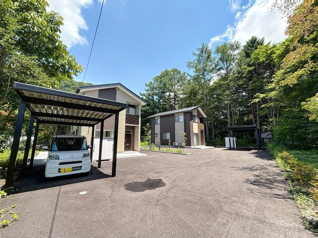 住むだけでヒーリングハウスのその他|右奥の建物がB棟です。