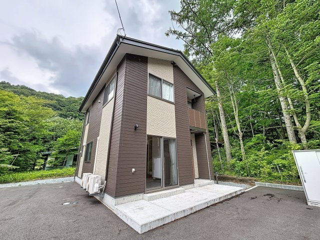 住むだけでヒーリングハウスの外観|ここのお家、緑に囲まれていて本当に素敵なんです＾＾