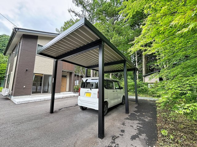 住むだけでヒーリングハウスの駐車場|カーポートがあるってうれしい！