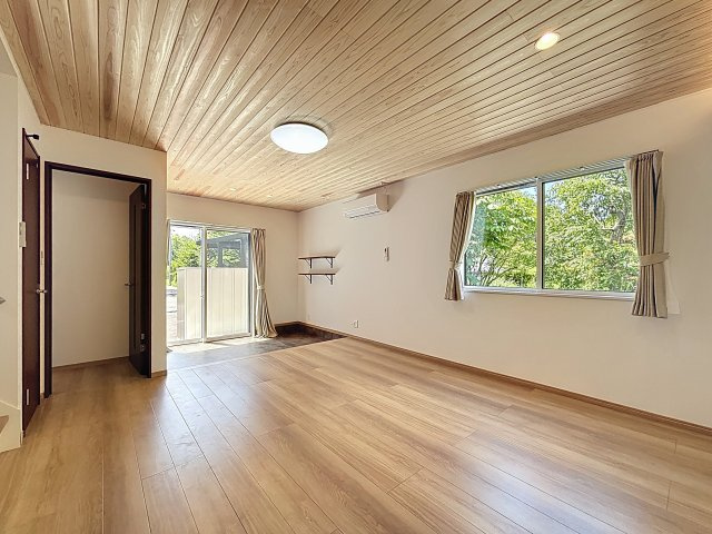 住むだけでヒーリングハウスの居間・リビング|緑を常に見ながら生活ができるって、幸せ・・・
