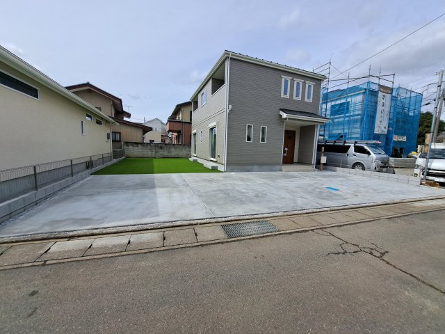 新築　高崎市上小鳥町2期　Heartful Town　１号棟の駐車場|現地写真　駐車スペースは並列4台分可能です！
