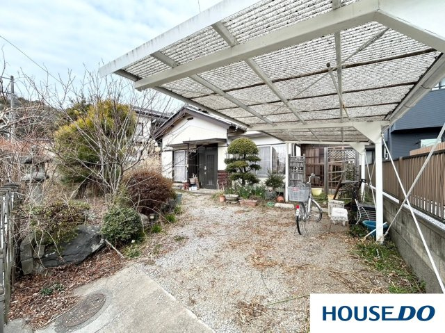 中古戸建　足利市今福町の駐車場|南側が道路に面した日当たりの良い整形地です。
ガーデニングや家庭菜園、お子様の遊び場など、お庭で過ごす時間も豊かになります♪
カーポート付きの駐車場も嬉しいポイントです！