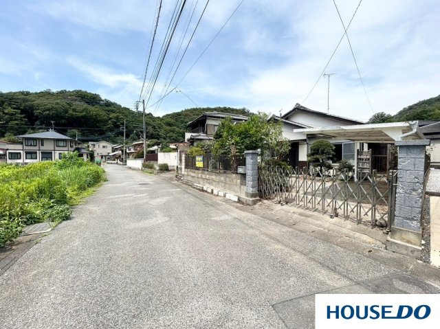 中古戸建　足利市今福町の前面道路含む現地写真|前面道路は約5.4ｍ！運転が苦手な方もラクラク駐車可能♪
小さなお子様や大切なペットがいるご家庭には、【車通りの量】はマストチェックポイント☆