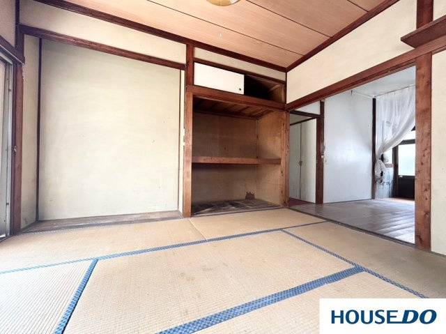 中古戸建　足利市今福町の和室|客間として。お子様の遊び場として。休憩スペースとして。
もちろん自室としても！使い方は、あなた次第です♪
イグサの香りが眠気を誘います～…