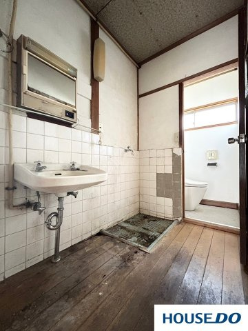 中古戸建　足利市今福町の独立洗面台|朝こそ余裕をもって準備したい！学校へ、職場へ、デートへ♪
大切な準備の時間は、ゆとりある洗面所で！
懐かしくて、新しい。「古民家風」の平屋暮らし！