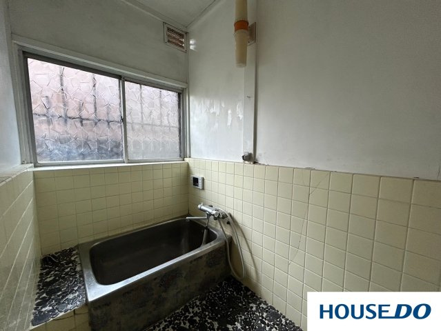 中古戸建　足利市今福町の浴室|日が入る落ち着いた空間のお風呂です！！
タイル張りが映える【昭和レトロ】な空気感が漂います♪
リフォームのしがいがあるいいお風呂です！！