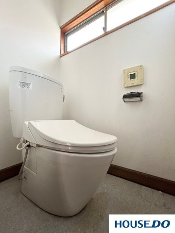 中古戸建　足利市今福町のトイレ|ついつい長居してしまうトイレ
日の入り方が絶妙で、考え事をするのにピッタリです！
長すぎるとご家族に心配されますので、要注意！