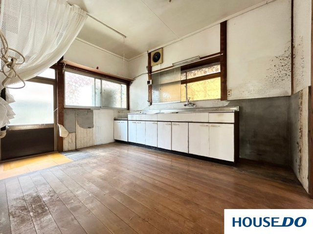 中古戸建　足利市今福町のキッチン|大きすぎず、小さすぎに”ちょうど良い”ダイニング♪
腰下の窓は眩しくならず、けれど室内を明るくしてくれます☆
すりガラスを使用しているので、防犯対策にも◎